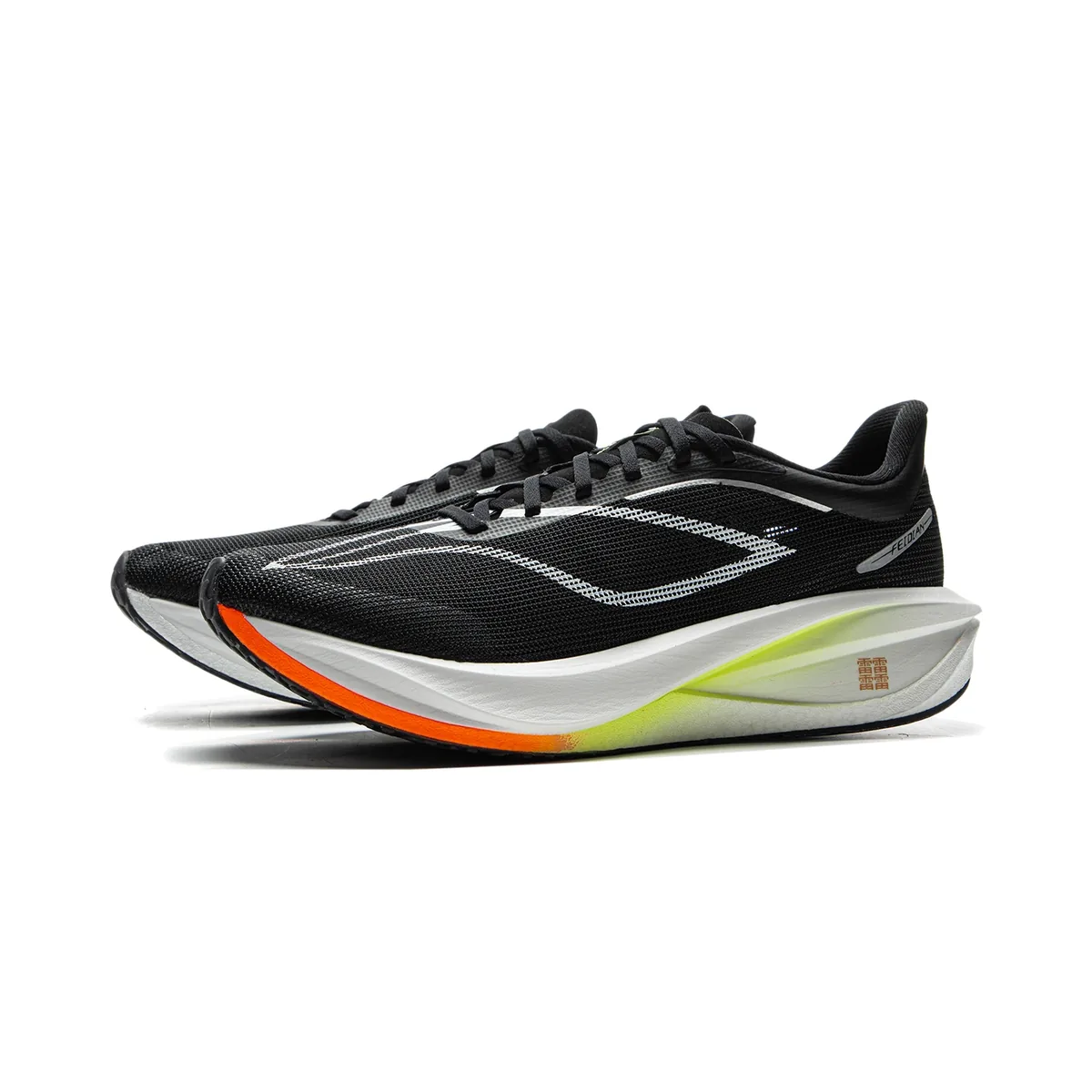A pair of Li-Ning Feidian 5 Challenger in black, with white reflective lines and a white midsole fading to lime at the heel.
